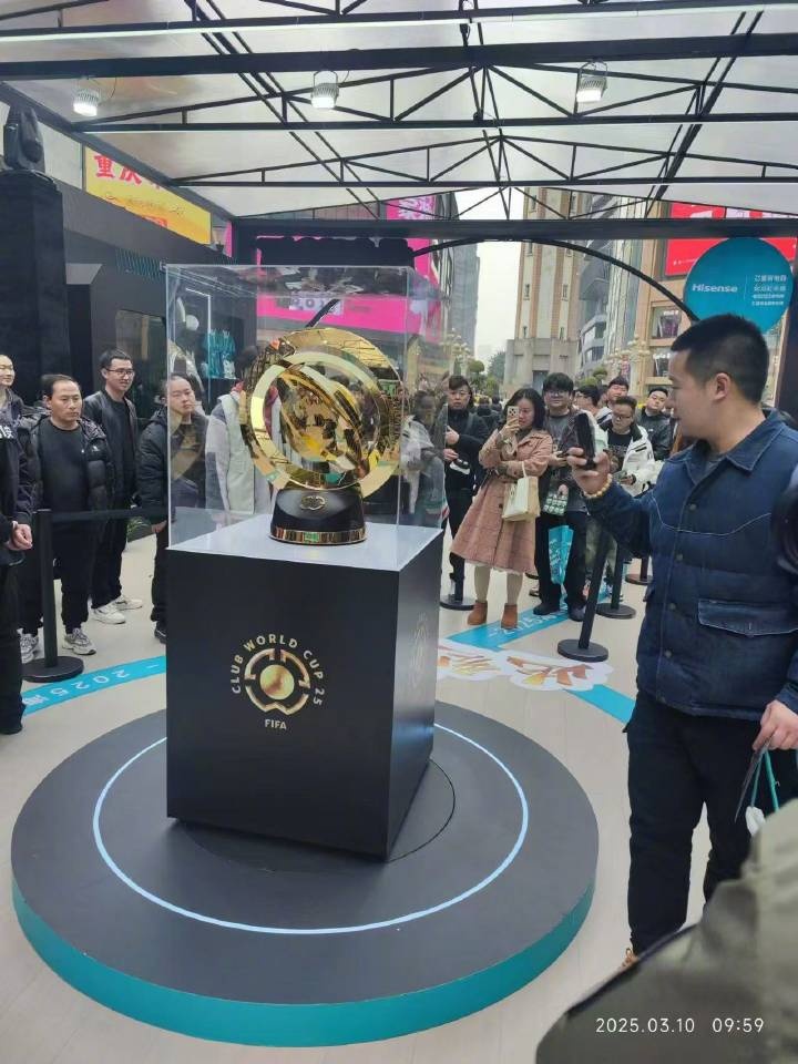世俱杯獎(jiǎng)杯在重慶進(jìn)行展示,球迷:比我想象中大多了