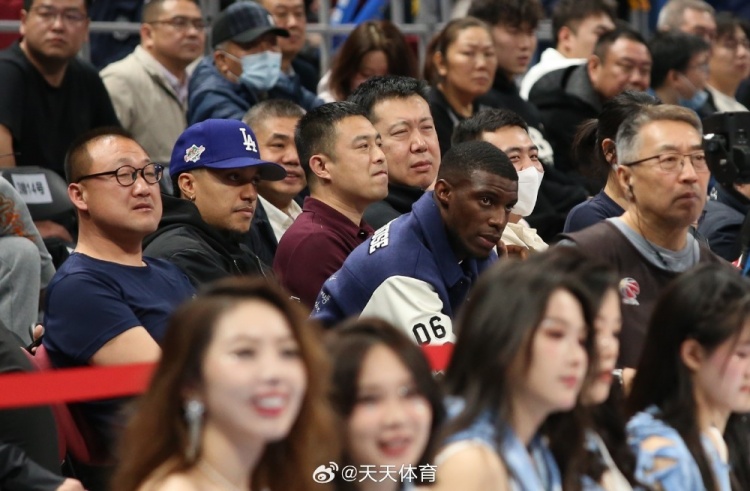 真籃球迷!國(guó)安外援法比奧攜玉昆外援科斯塔來到五棵松觀戰(zhàn)CBA