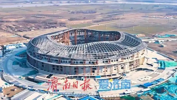 魯媒:戴上1.6萬噸“鋼鐵巨冠”,黃河體育中心球場(chǎng)完成屋蓋施工