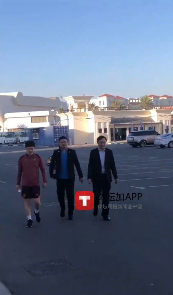 馬德興:迪拜領(lǐng)事館官員來(lái)到訓(xùn)練場(chǎng)地看望國(guó)足