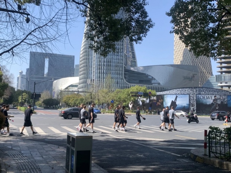 心態(tài)放松,有網(wǎng)友拍到澳大利亞隊(duì)早上在萬(wàn)象城citywalk