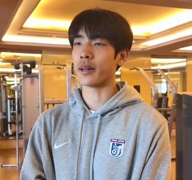 朱鵬宇:現(xiàn)在一邊踢球一邊上大學(xué)網(wǎng)課 大家說我挺像哈弗茨